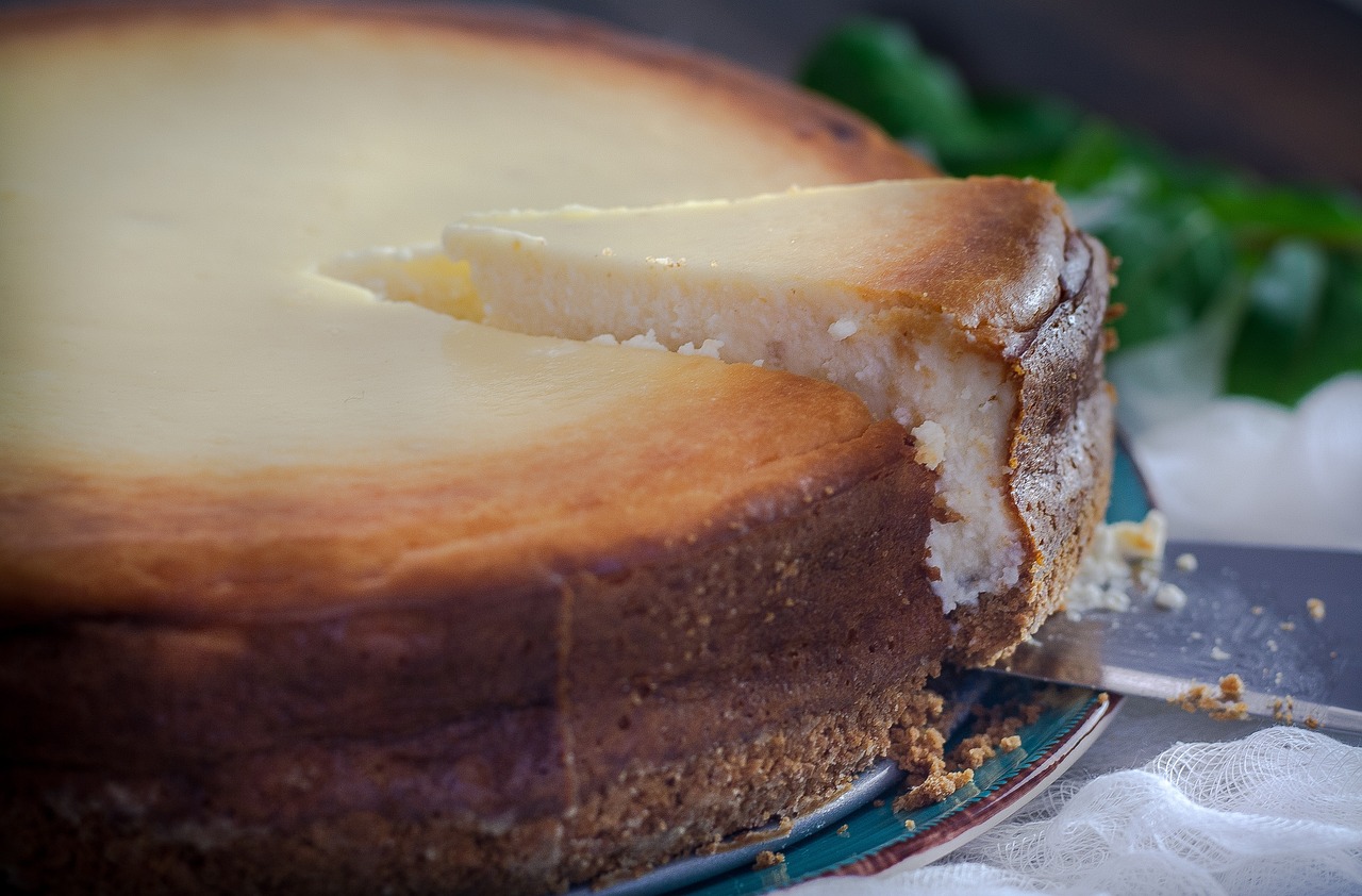 cheesecake, table, dessert-1578691.jpg